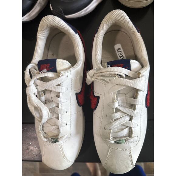 Nike Cortez Basic Leather SE Low Shoes Size 7Y / 8 1/2W White /Red /Blue NBS226 - Picture 2 of 5